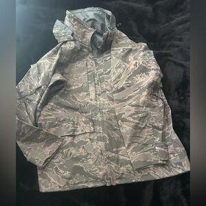 Air Force ALL-PURPOSE ENVIRONMENTAL CAMOUFLAGE BARRIER WEAR Hooded Jacket Mens M